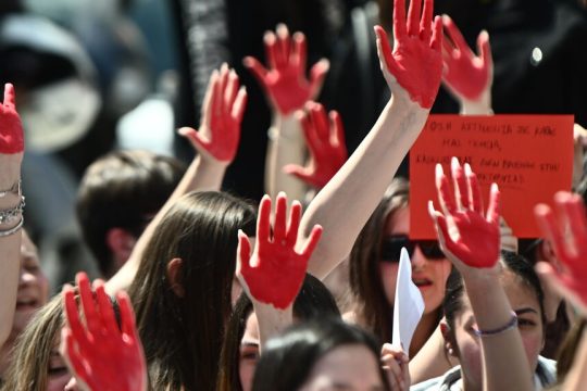 Εχοντας βαμμένα τα χέρια τους με αίμα και κρατώντας πανό με το σύνθημα «το περιπολικό δεν είναι ταξί - καμία μόνη» μαθητές πραγματοποίησαν διαμαρτυρία.